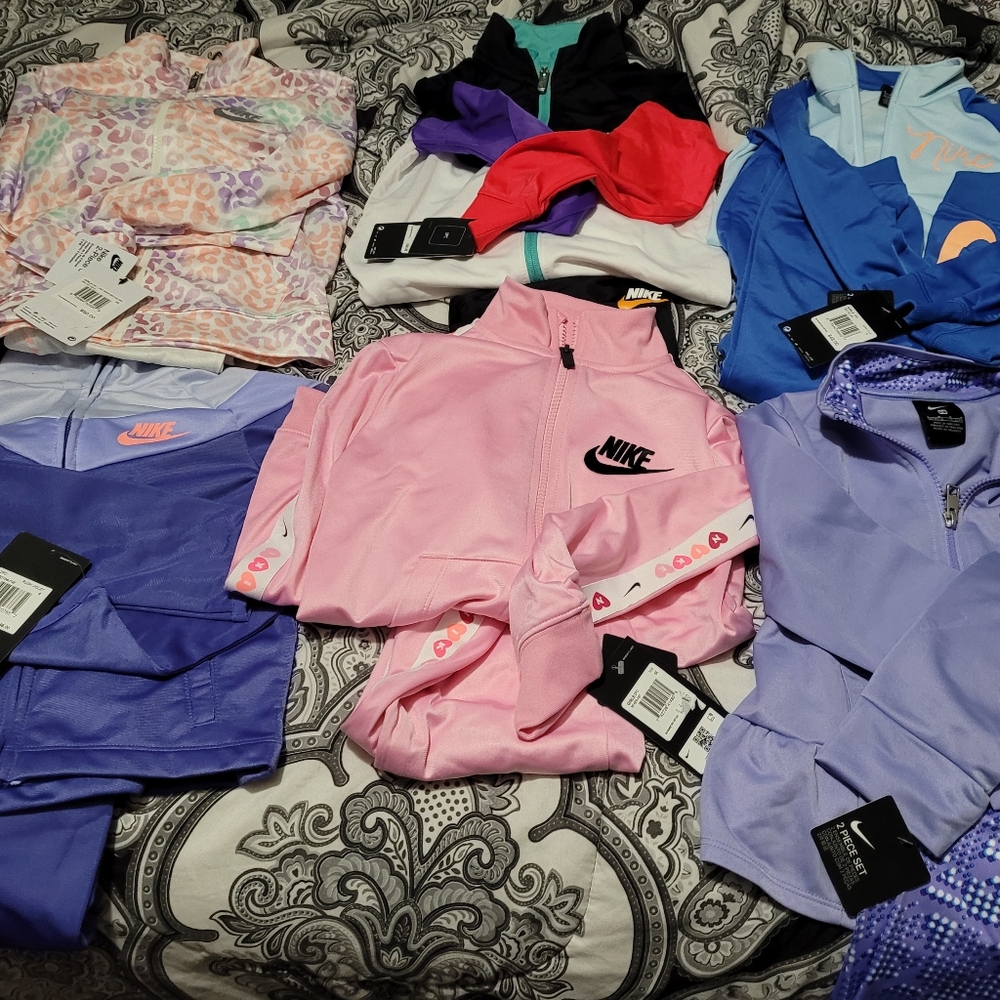 Girls Nike Sweatsuits